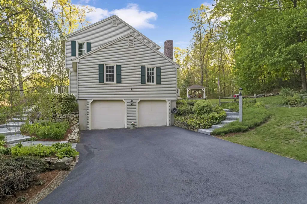 22 Beechwood Road Hudson NH 03051
