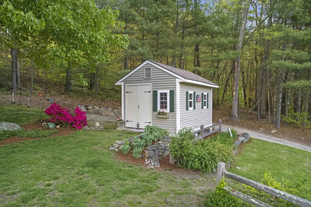22 Beechwood Road Hudson NH 03051