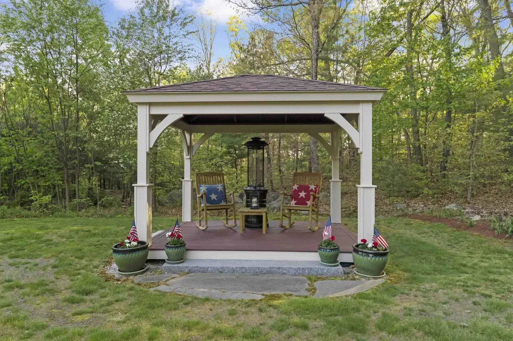 22 Beechwood Road Hudson NH 03051