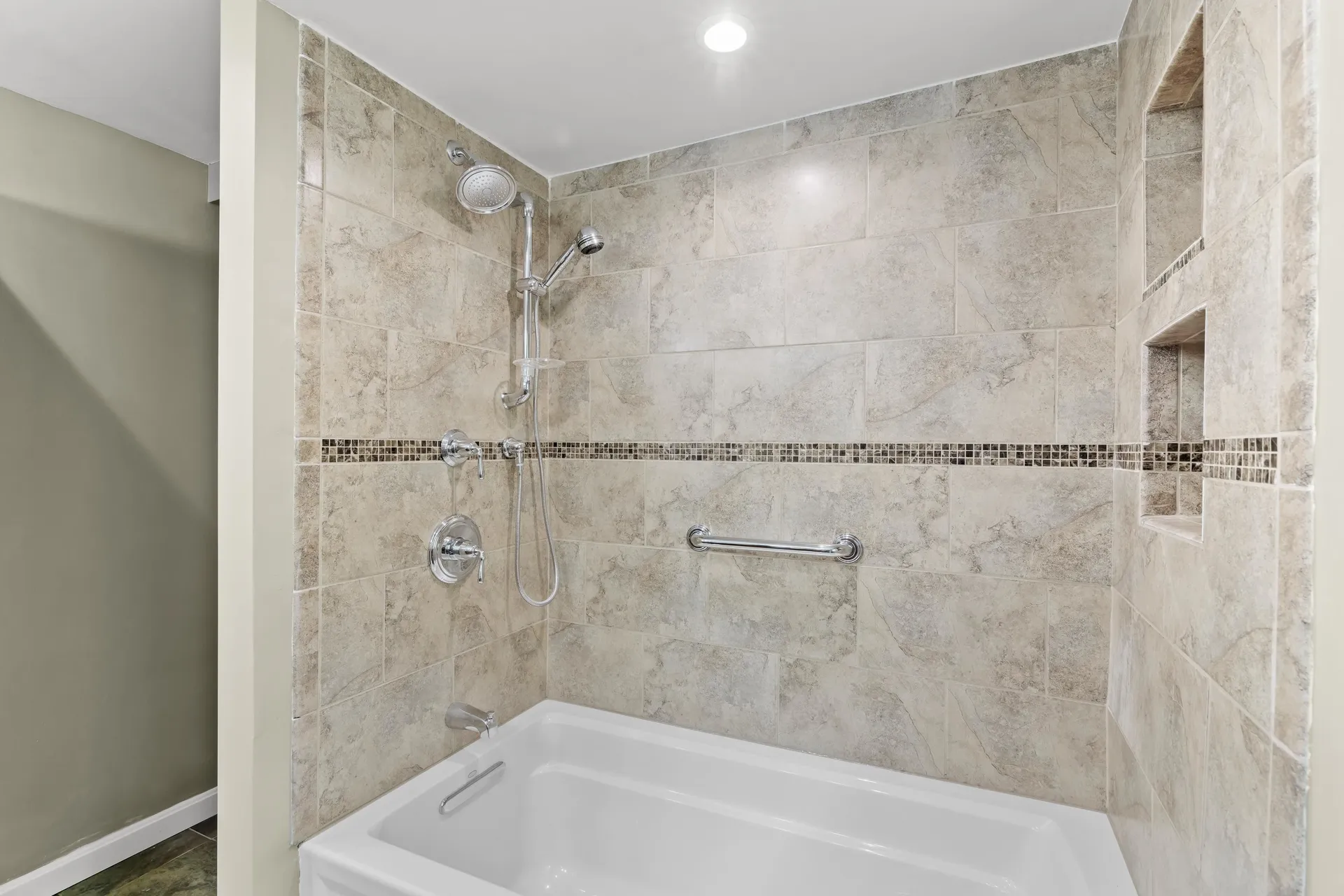 22 Beechwood Road Hudson NH 03051