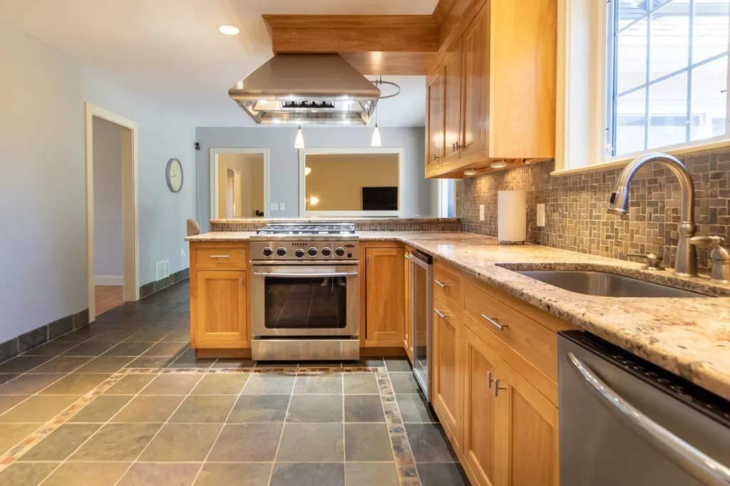8 Red Fox Road North Hampton NH 03862