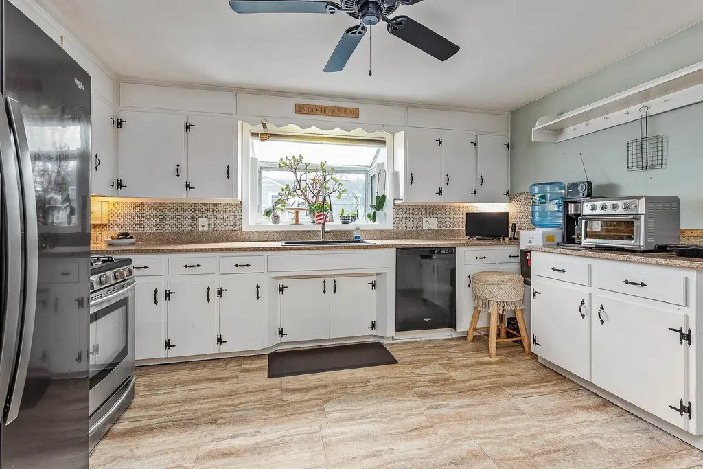 6 Homestead Circle Hampton NH 03842