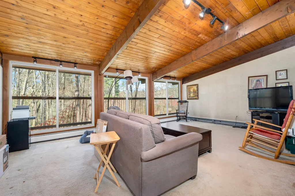 5 Acropolis Avenue Londonderry NH 03053