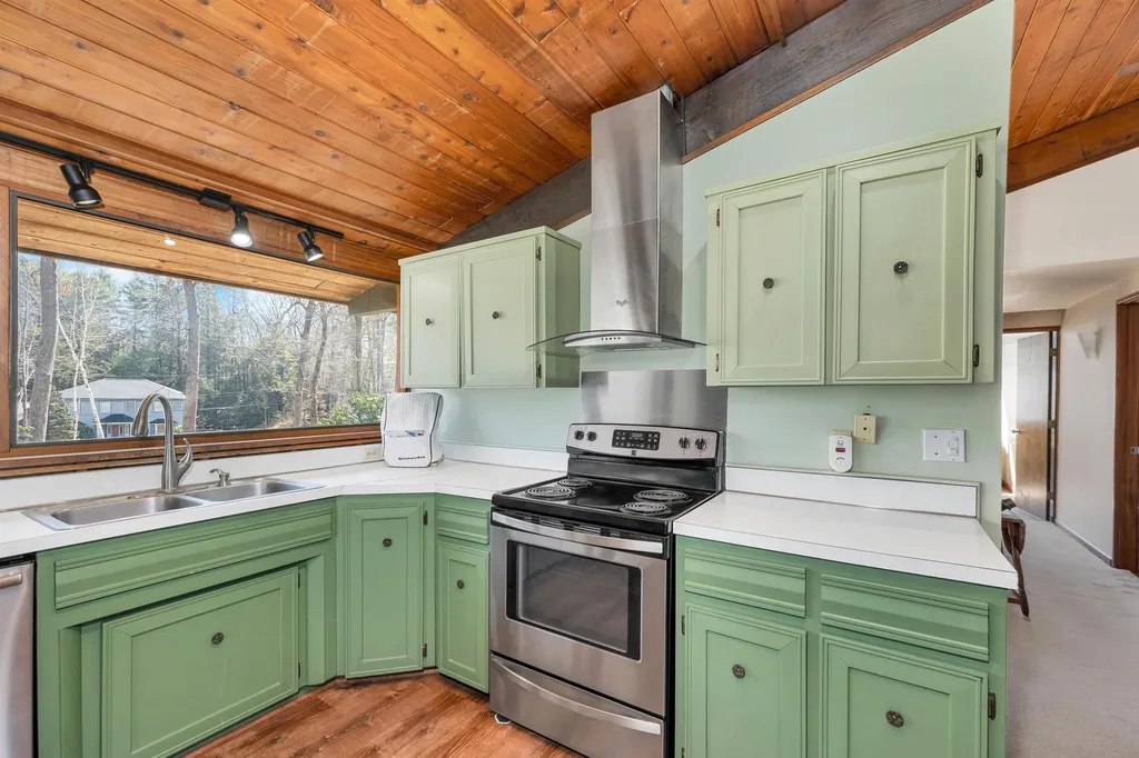 5 Acropolis Avenue Londonderry NH 03053