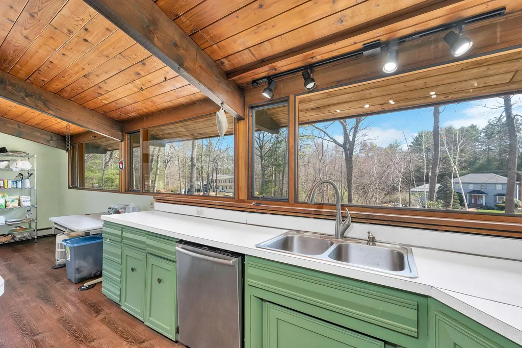 5 Acropolis Avenue Londonderry NH 03053