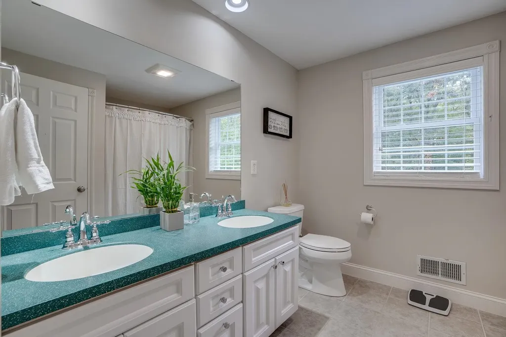 44 Mill Road North Hampton NH 03862