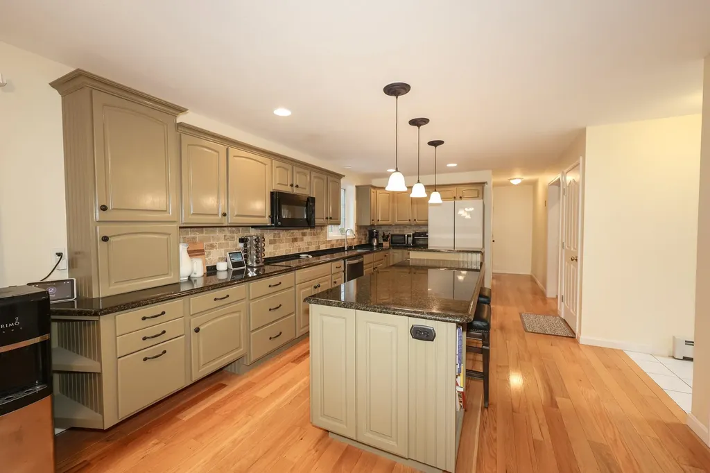 7 Hidden Meadow Drive Londonderry NH 03053