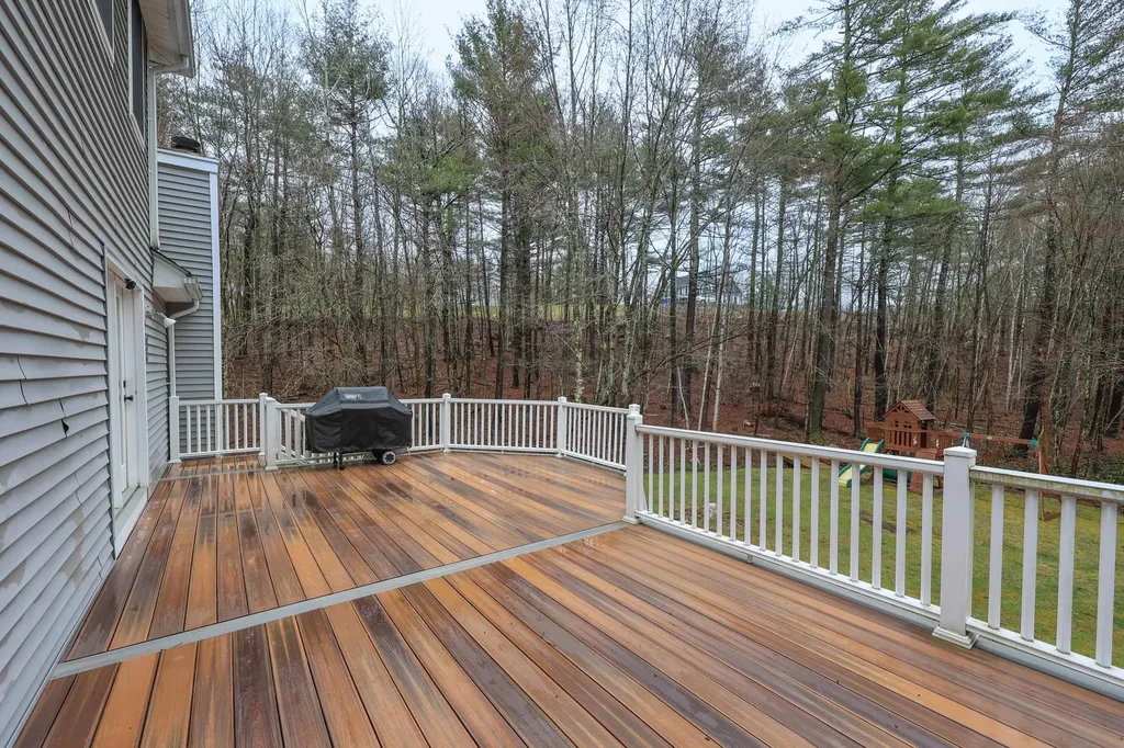 7 Hidden Meadow Drive Londonderry NH 03053