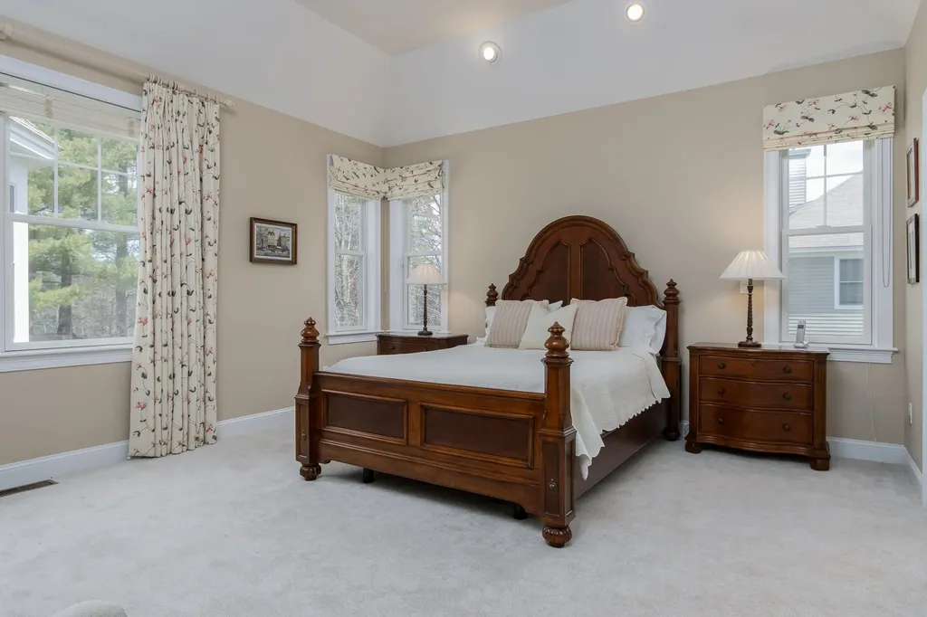 19 Freemans Way Hollis NH 03049