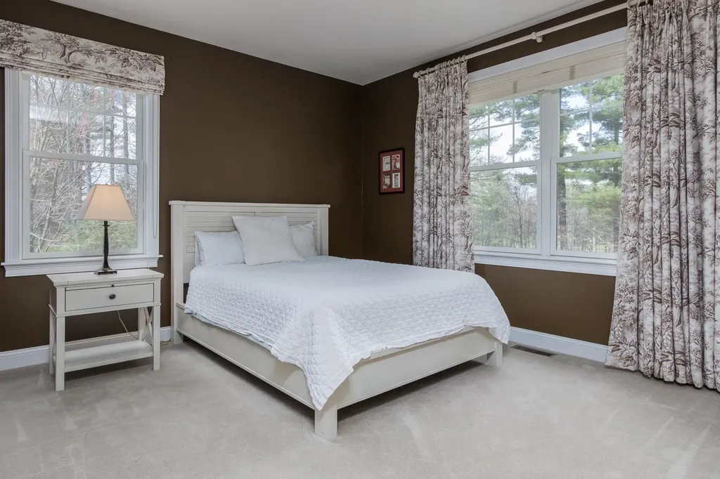 19 Freemans Way Hollis NH 03049
