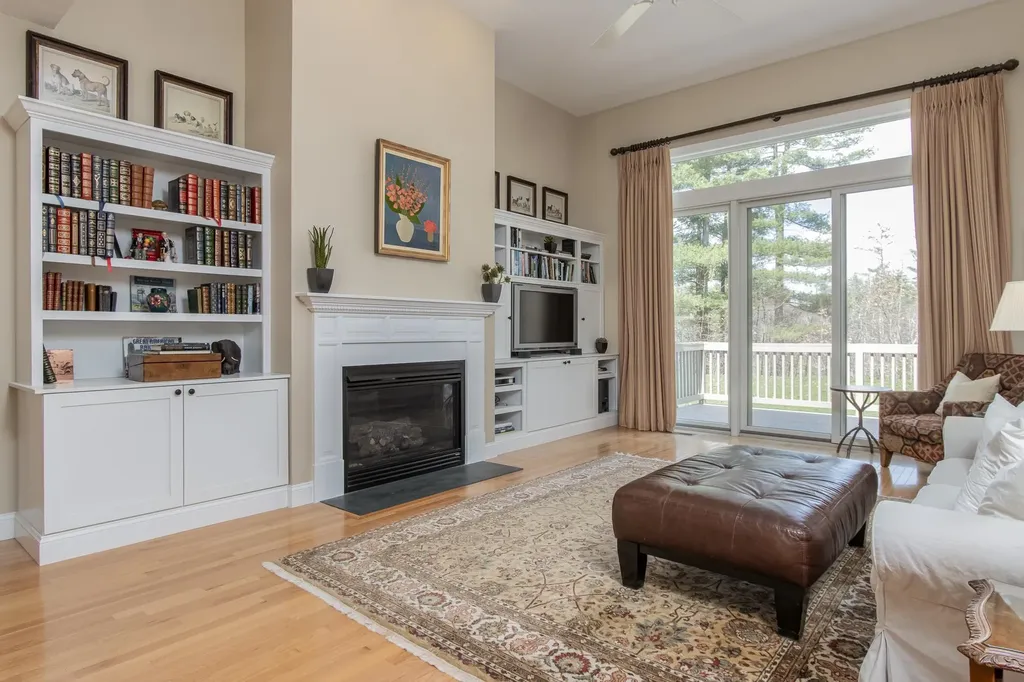 19 Freemans Way Hollis NH 03049