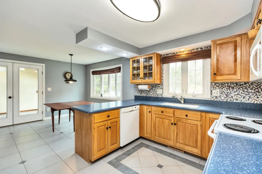 6 Woodbine Lane Merrimack NH 03054