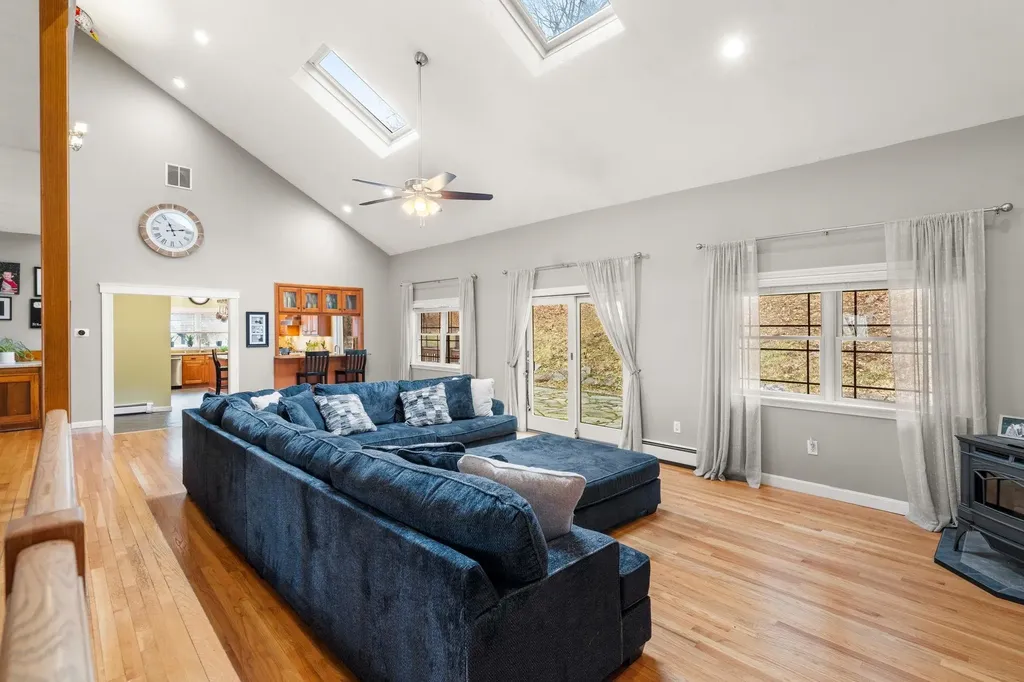 5 Overlook Drive Pelham NH 03076
