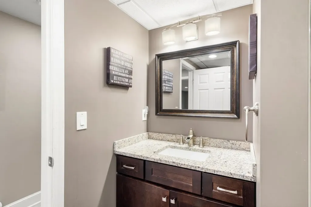 5 Overlook Drive Pelham NH 03076
