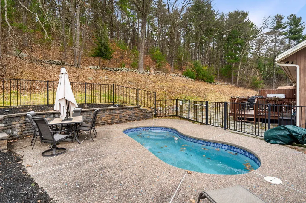 5 Overlook Drive Pelham NH 03076