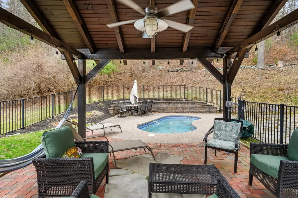 5 Overlook Drive Pelham NH 03076