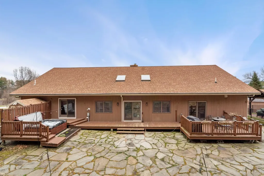 5 Overlook Drive Pelham NH 03076