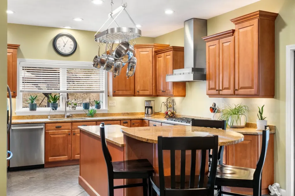 5 Overlook Drive Pelham NH 03076