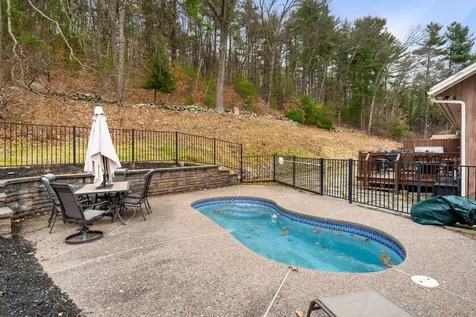 5 Overlook Drive Pelham NH 03076