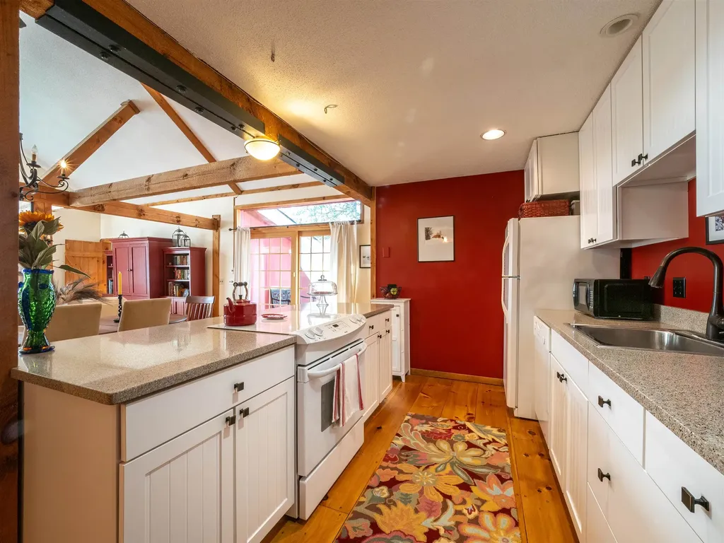 60 Pingree Lane Hartford VT 05059