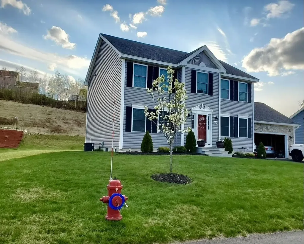 127 University Circle Hooksett, NH Real Estate Property MLS 4990705