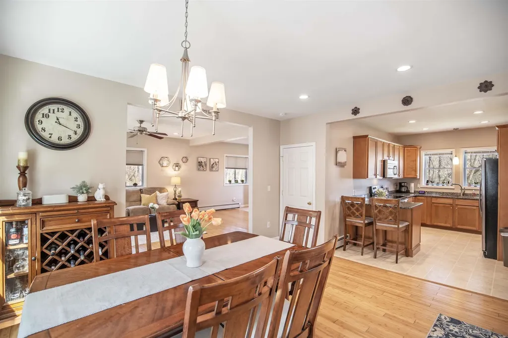 31 Leonard Avenue Hooksett NH 03106