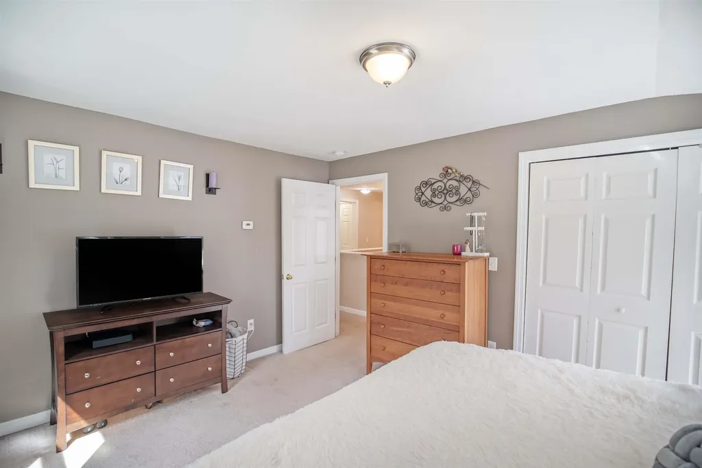 31 Leonard Avenue Hooksett NH 03106