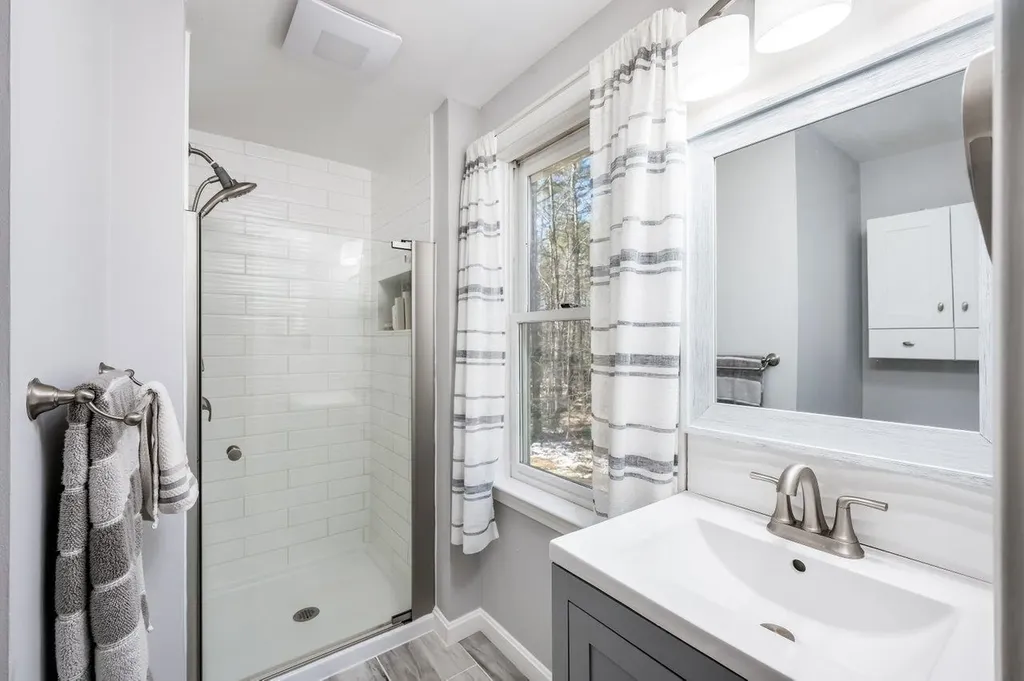 33 Spencer Lane Lee NH 03861