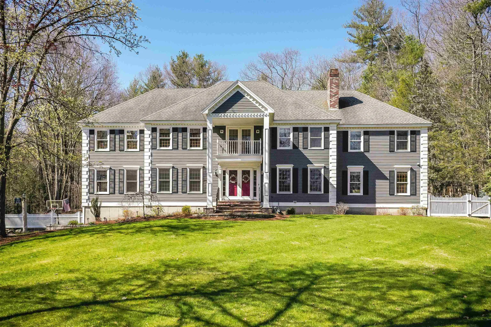 10 Wallace Circle Londonderry NH 03053-2870