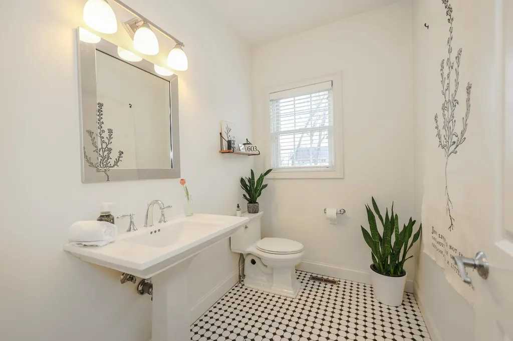 27 Herrick Circle Pelham NH 03076