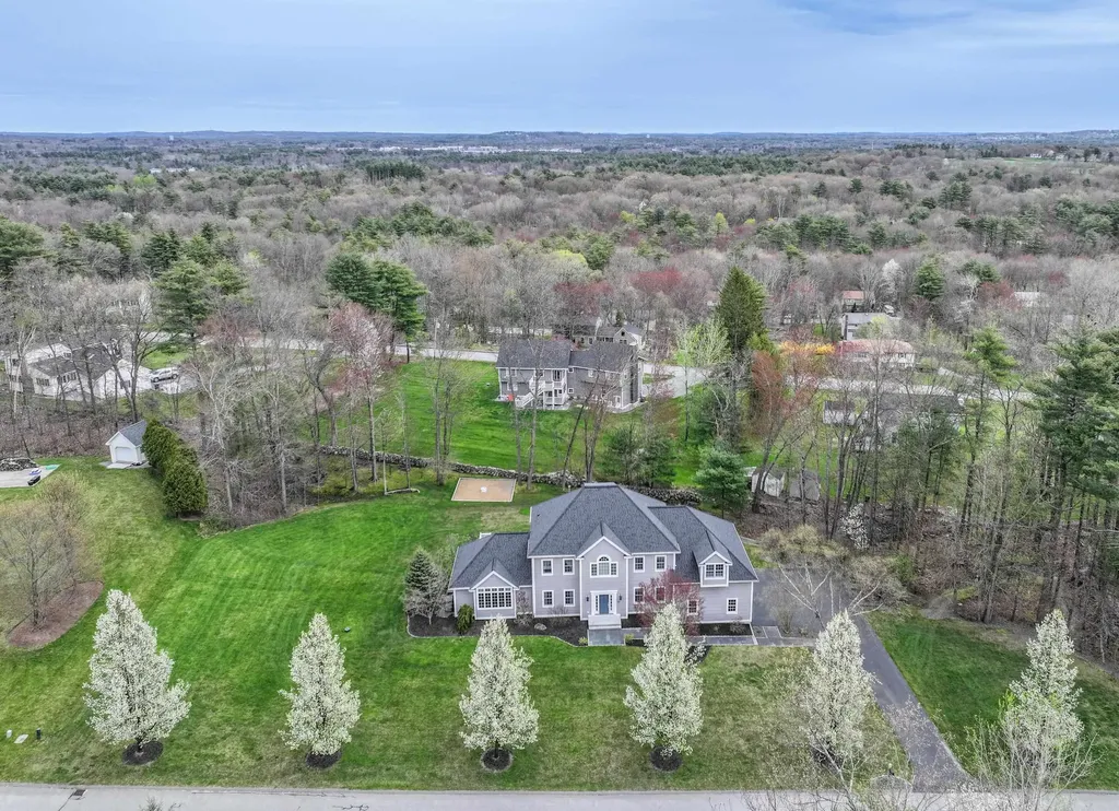 27 Herrick Circle Pelham NH 03076