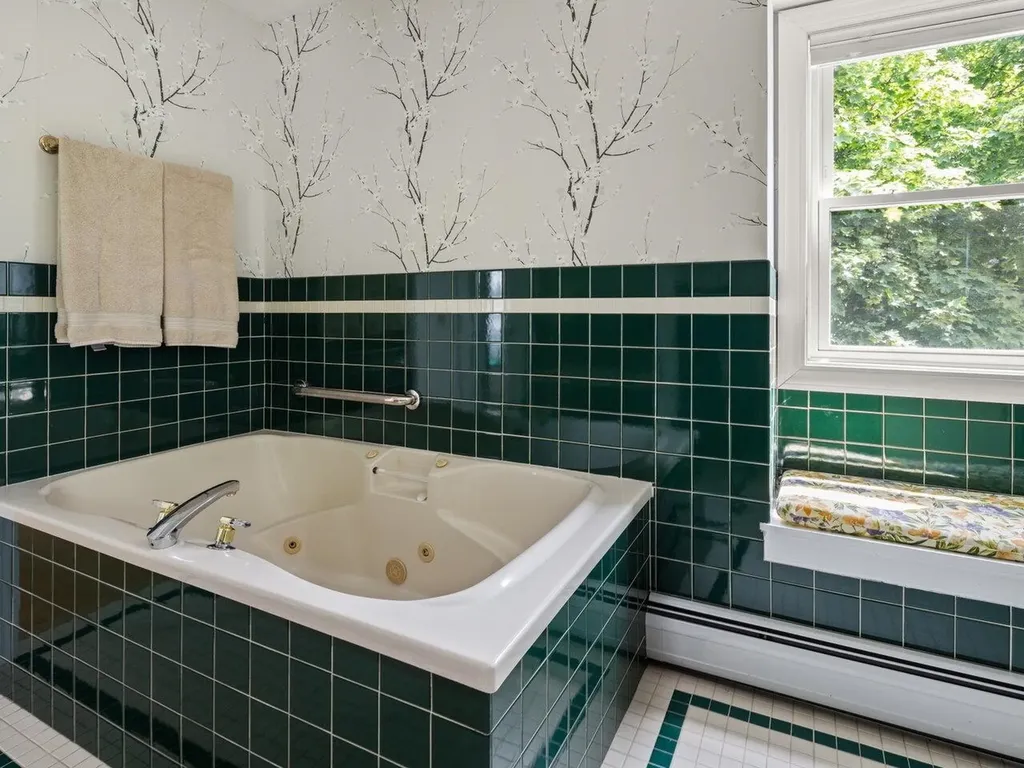 28 Dubois Drive South Burlington VT 05403