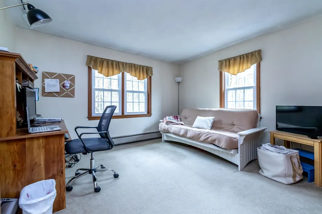12 King Arthur Drive Londonderry NH 03053