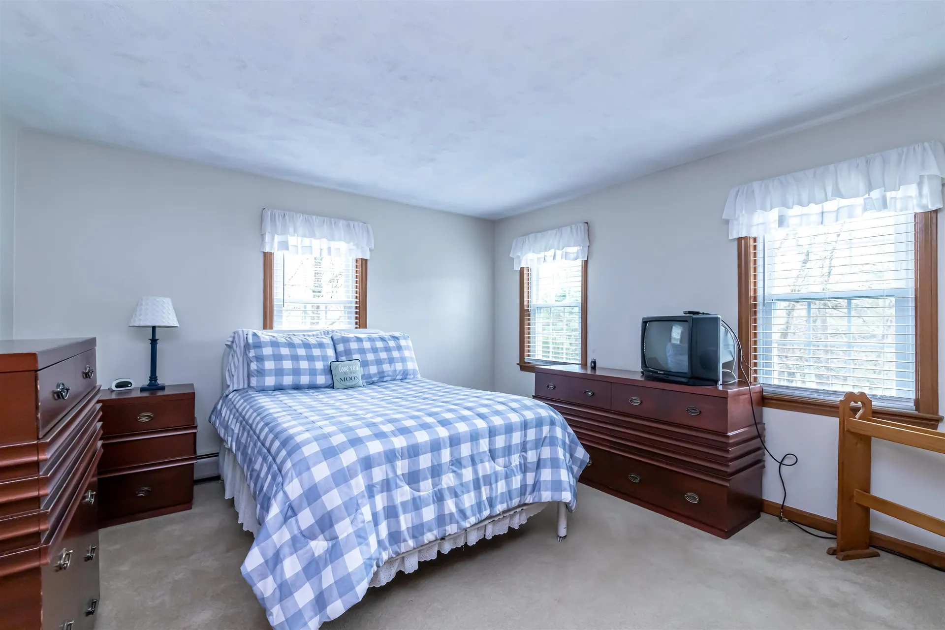 12 King Arthur Drive Londonderry NH 03053