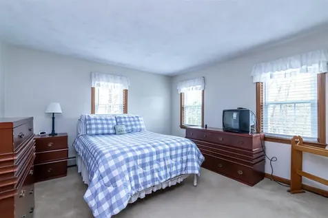 12 King Arthur Drive Londonderry NH 03053