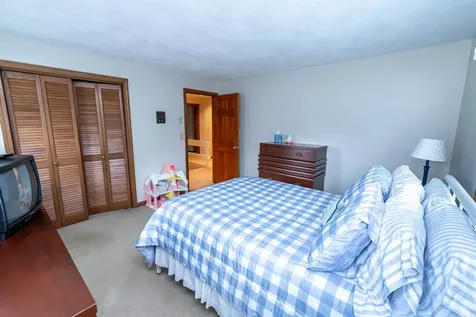 12 King Arthur Drive Londonderry NH 03053