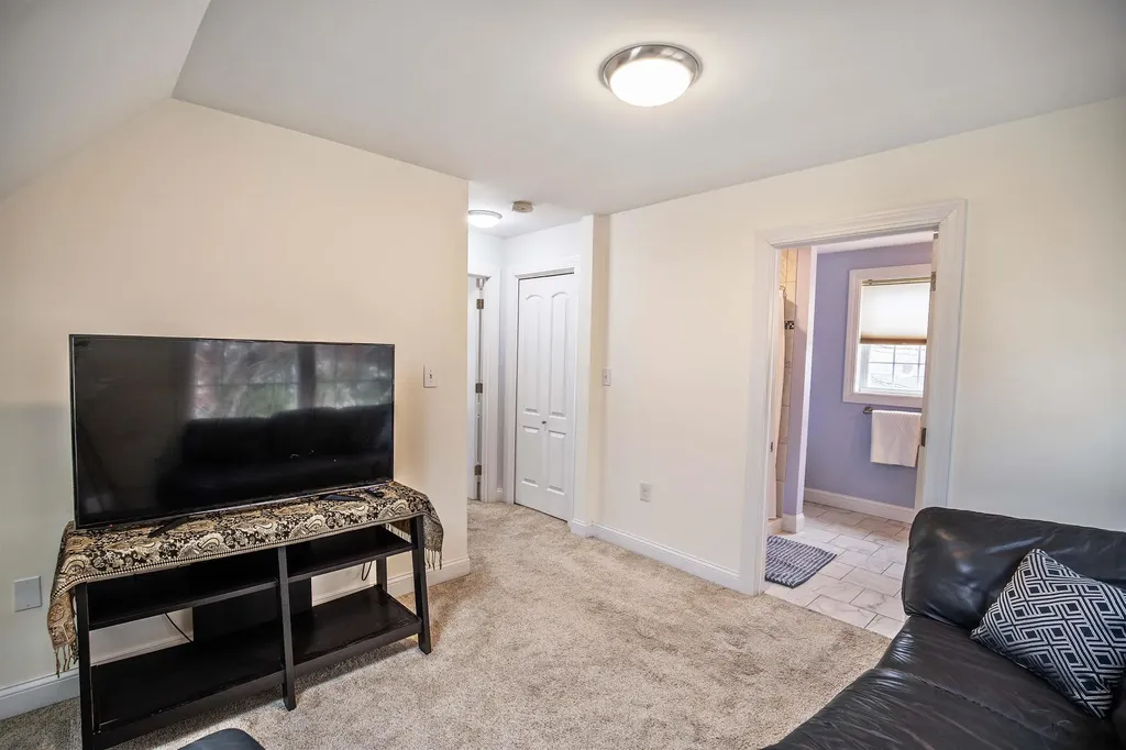 8 Benning Street Salem NH 03079