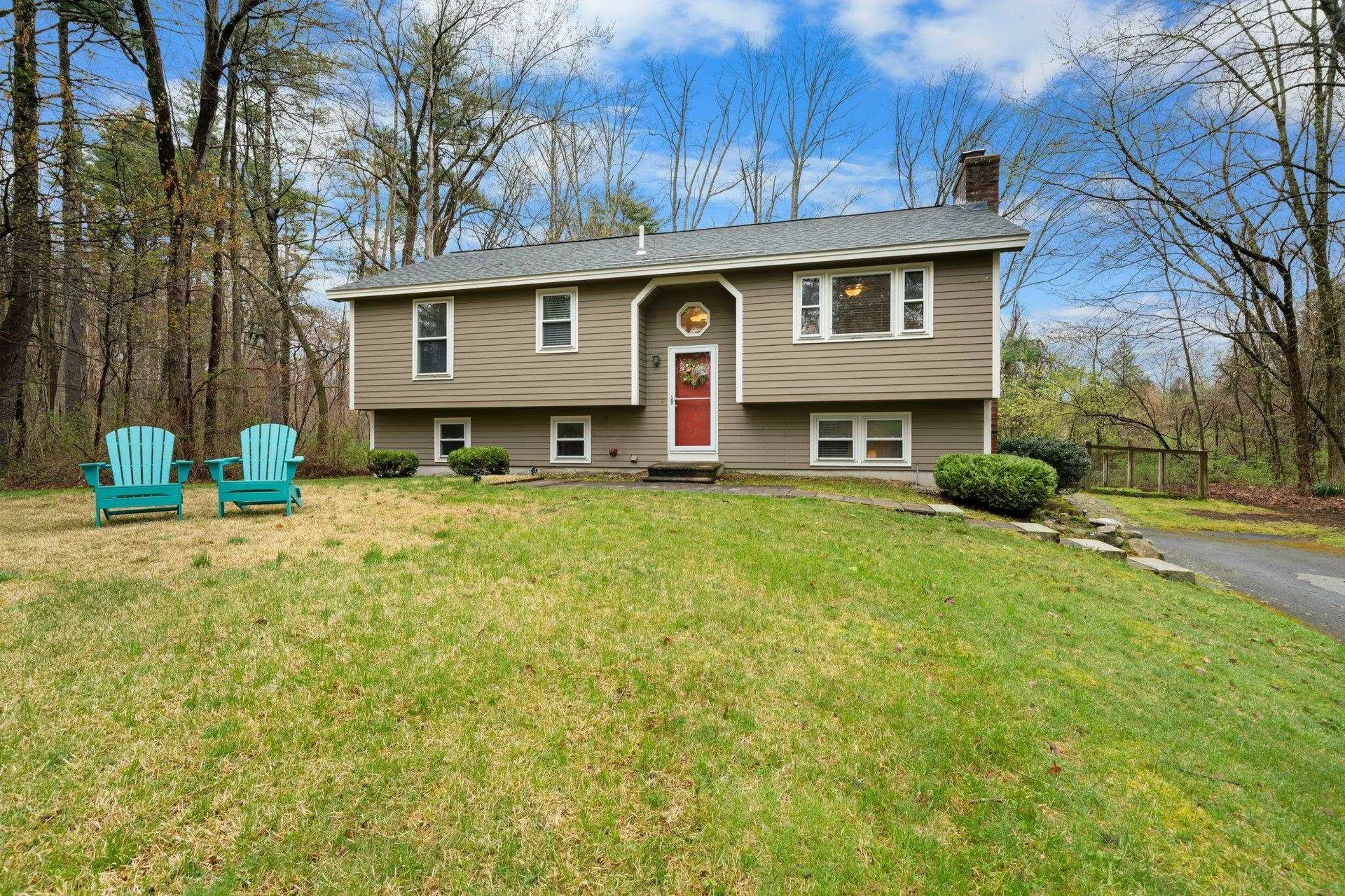 8 Maureen Circle Londonderry NH 03053