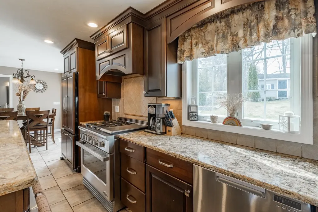 37 Longview Circle Pelham NH 03076