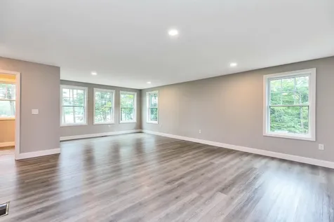 8 Spruce Cove Road Northwood NH 03261