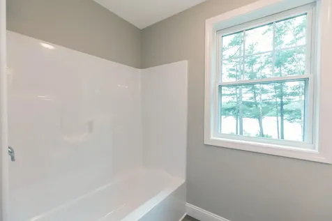 8 Spruce Cove Road Northwood NH 03261