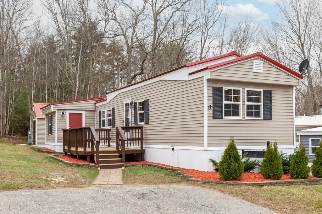 8 Knights Court Raymond NH 03077