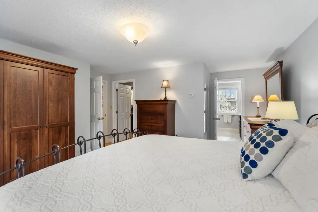 10 Burnsen Avenue Manchester NH 03104