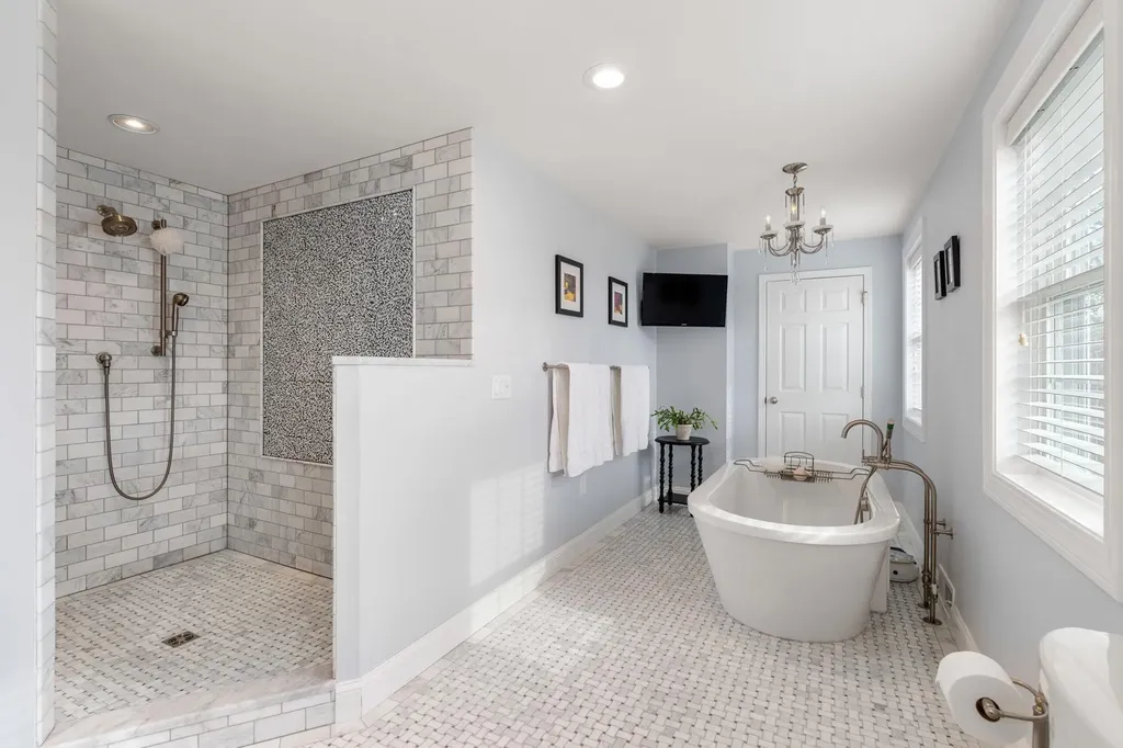 10 Burnsen Avenue Manchester NH 03104