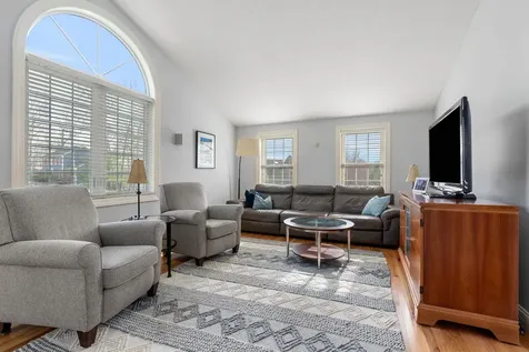 10 Burnsen Avenue Manchester NH 03104