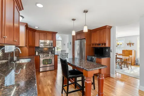10 Burnsen Avenue Manchester NH 03104