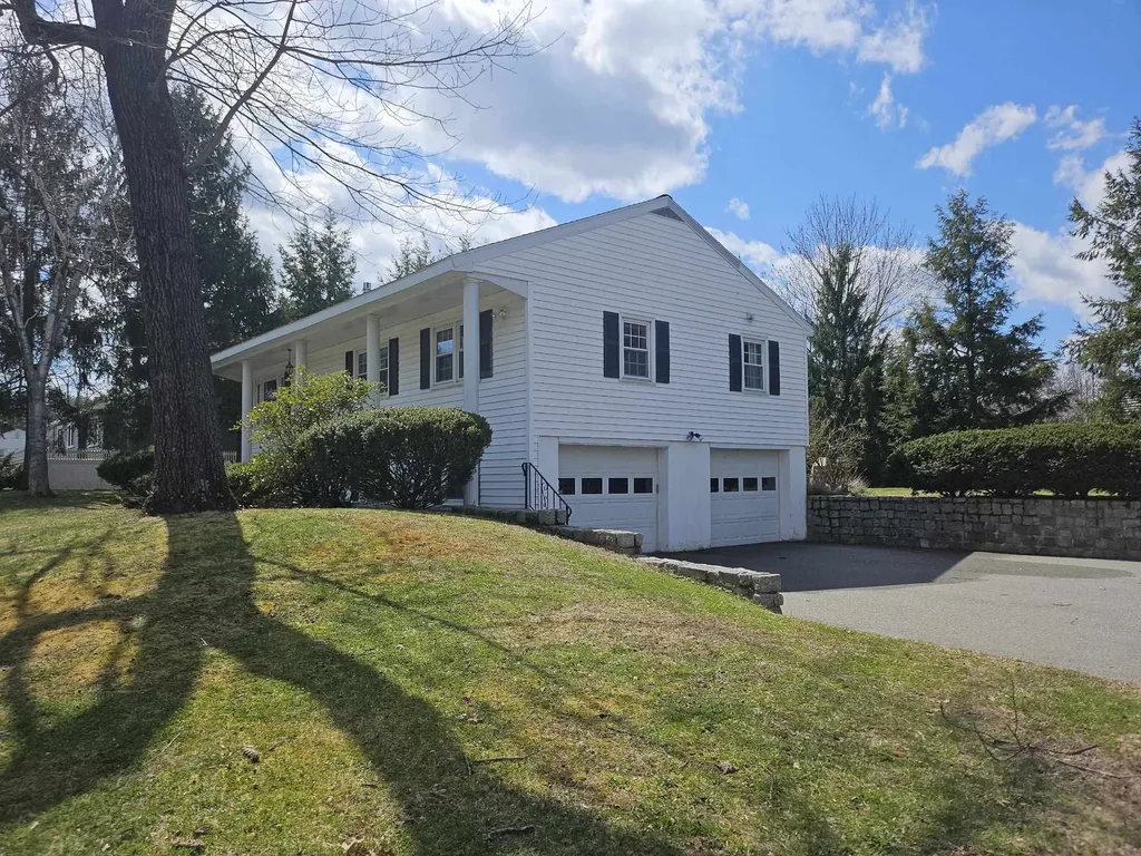 16 Radcliffe Drive Nashua NH 03062-1308
