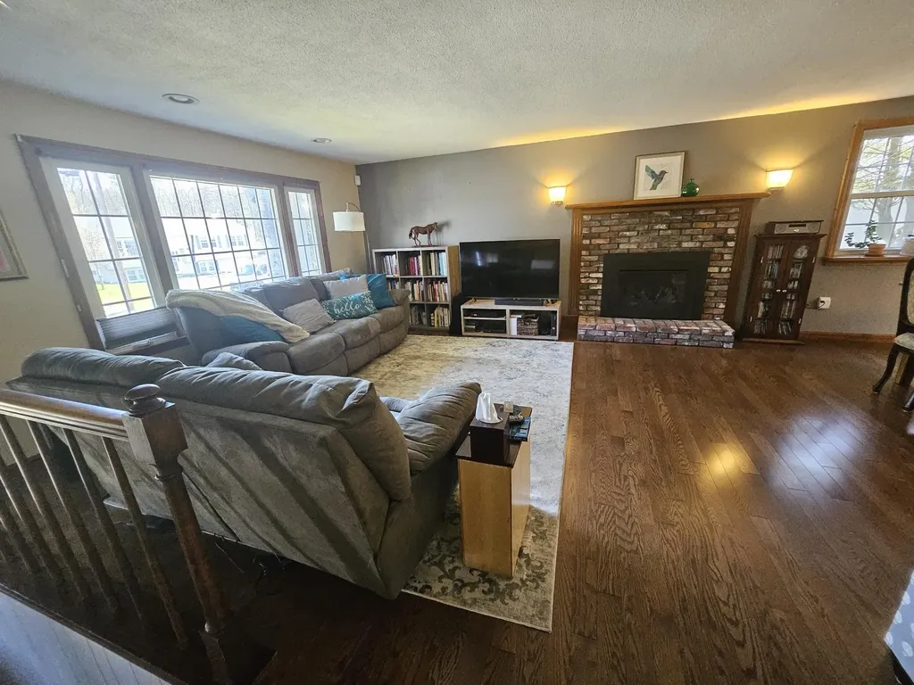 16 Radcliffe Drive Nashua NH 03062-1308