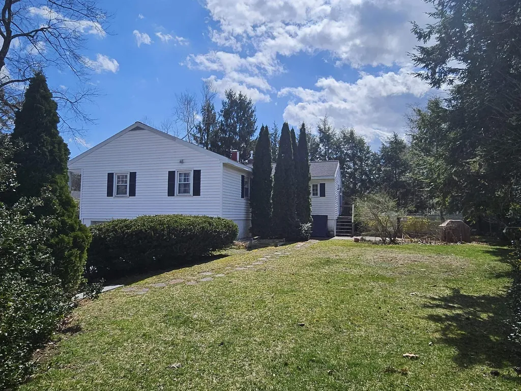 16 Radcliffe Drive Nashua NH 03062-1308