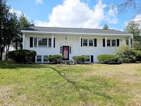 16 Radcliffe Drive Nashua NH 03062-1308